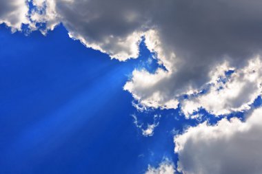 bulutlu gökyüzü ve güneş ışınları