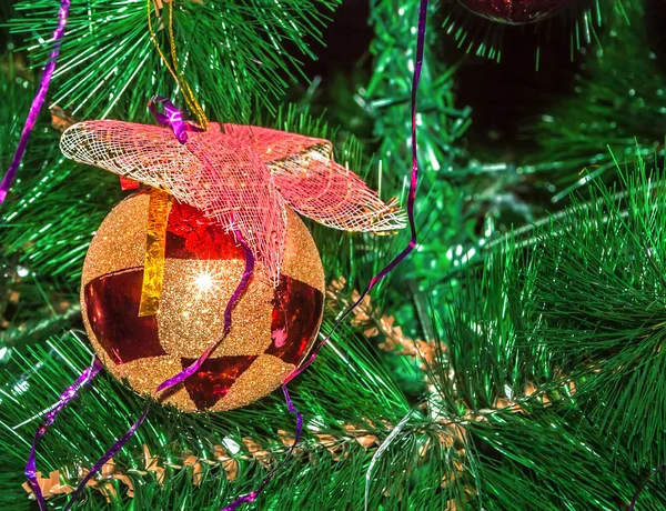 Juguete de Navidad en el árbol de Navidad — Foto de Stock