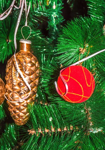 Juguetes de Navidad en el árbol de Navidad 2 — Foto de Stock