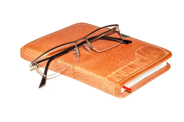 Óculos no caderno — Fotografia de Stock