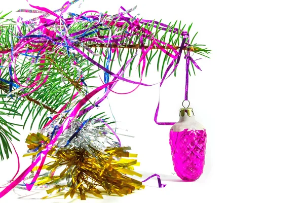 На еловой ветке Рождественская игрушка — стоковое фото
