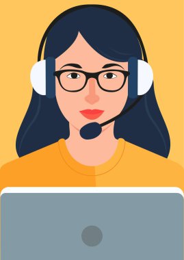 Dizüstü bilgisayarın önünde kulaklık takan bir kadın müşteri destek operatörü resmi