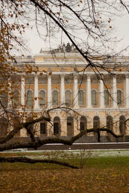 Park, ağaçlar ve sarı derin Sonbaharda yapraklar