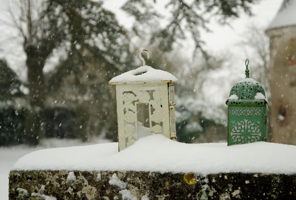 Winteranfang, Herbstende, Blätter unter Schnee — Stockfoto