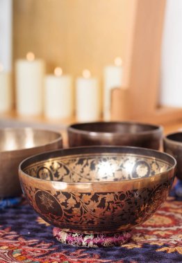 Şarkı kasesi, sağlık töreni, tibet sesi, mumlar ve müzik.