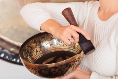 Şarkı kasesi, sağlık töreni, tibet sesi, mumlar ve müzik.