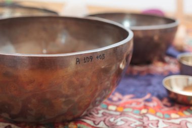 Şarkı kasesi, sağlık töreni, tibet sesi, mumlar ve müzik.
