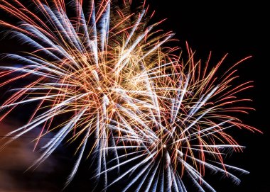 Yeni yıl için gece gökyüzünde güzel havai fişekler