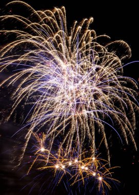 Yeni yıl için gece gökyüzünde güzel havai fişekler