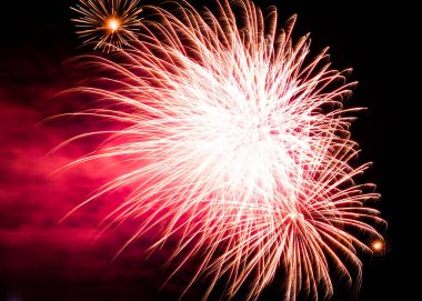 Yeni yıl ve Bağımsızlık için inleyen gökyüzünde güzel havai fişekler