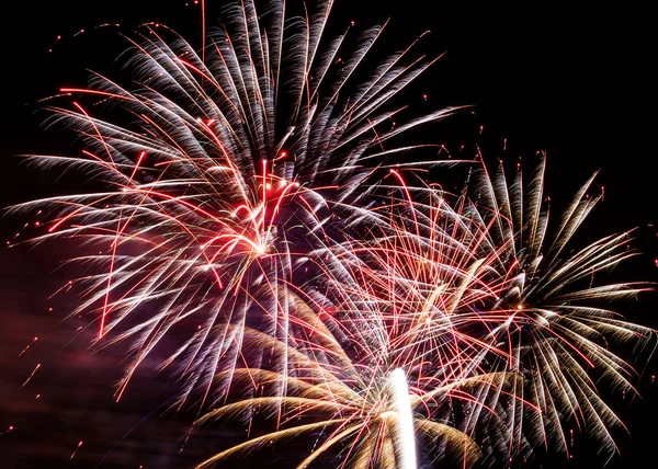 Yeni yıl ve Bağımsızlık için inleyen gökyüzünde güzel havai fişekler