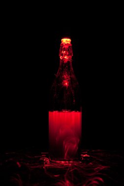 Kıvılcım ve ışık dalgaları ile cam şişe