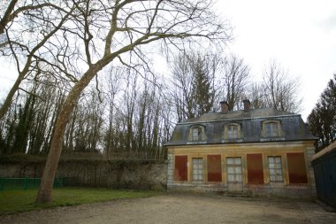 Versailles Parc, yol ve parc ağacında bina