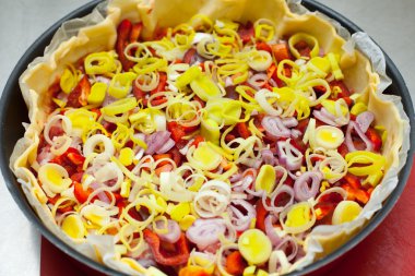 Sebze ve sosis hazırlık sürecinde pizza