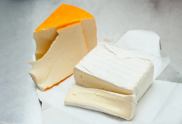 Peynir brie yumuşak sıralar, dilimlenmiş, gurme Fransız — Stok fotoğraf