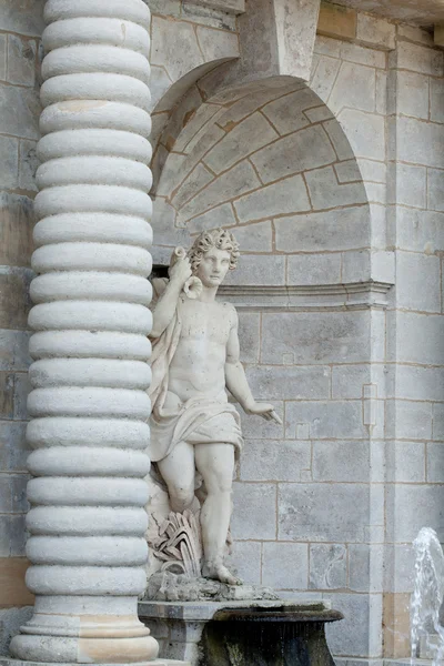 Weiße Marmorstatue von Männern im Park — Stockfoto