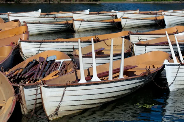 Barcos con remos en agua azul en el parque en primavera — Foto de Stock