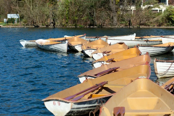 Boote mit Rudern auf blauem Wasser im Park im Frühling — Stockfoto
