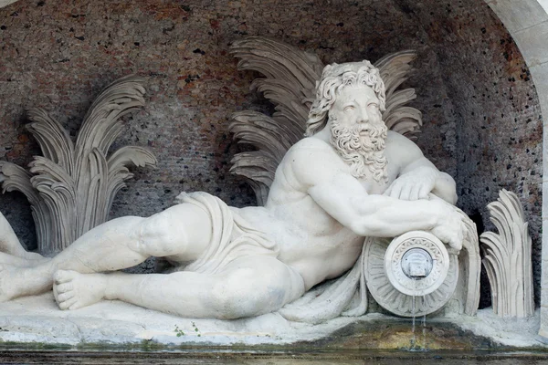 Estatua de mármol blanco de hombres en el parque Imágenes de stock libres de derechos