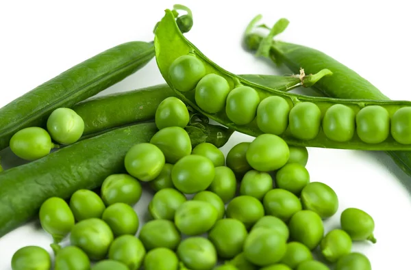 緑エンドウ豆ポッド 白背景 — ストック写真