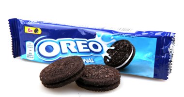 Aytos, Bulgaristan - 06 Mart 2016: Oreo beyaz arka plan üzerinde izole. Oreo iki çikolata diskler arasında doldurma bir krem ile oluşan bir sandviç çerezidir.