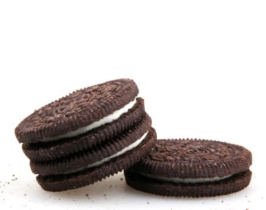 Aytos, Bulgaristan - 06 Mart 2016: Oreo beyaz arka plan üzerinde izole. Oreo iki çikolata diskler arasında doldurma bir krem ile oluşan bir sandviç çerezidir.