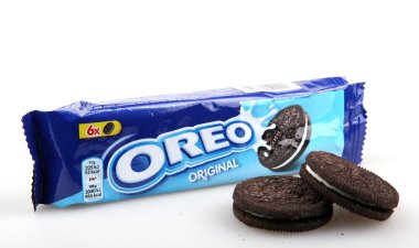 Aytos, Bulgaristan - 06 Mart 2016: Oreo beyaz arka plan üzerinde izole. Oreo iki çikolata diskler arasında doldurma bir krem ile oluşan bir sandviç çerezidir.