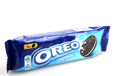 Aytos, Bulgaristan - 06 Mart 2016: Oreo beyaz arka plan üzerinde izole. Oreo iki çikolata diskler arasında doldurma bir krem ile oluşan bir sandviç çerezidir.