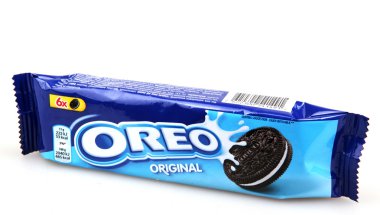 Aytos, Bulgaristan - 06 Mart 2016: Oreo beyaz arka plan üzerinde izole. Oreo iki çikolata diskler arasında doldurma bir krem ile oluşan bir sandviç çerezidir.