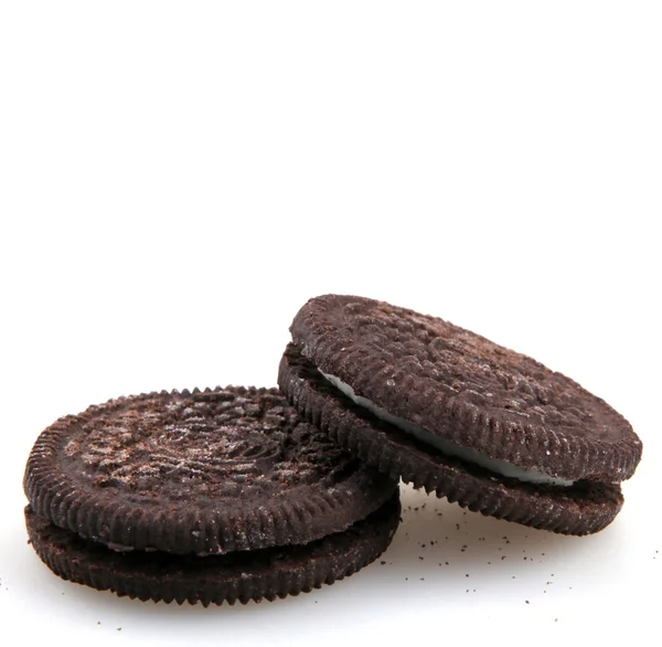 Aytos, bulgaria - 06. März 2016: Oreo isoliert auf weißem Hintergrund. Oreo ist ein Sandwichkeks, bestehend aus zwei Schokoladenscheiben mit einer süßen Cremefüllung dazwischen. — Stockfoto