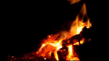Şöminede yanan odun.