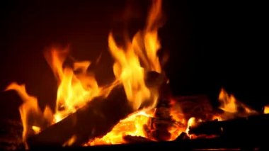 Şöminede yanan odun.