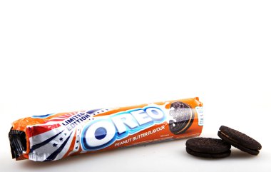 Aytos, Bulgaristan - 12 Mart 2016: Oreo beyaz arka plan üzerinde izole. Oreo iki çikolata diskler arasında doldurma bir krem ile oluşan bir sandviç çerezidir.