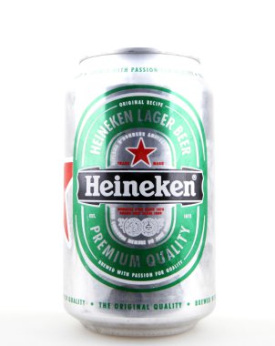 Aytos, Bulgaristan - 12 Mart 2016: Beyaz izole Heineken bira bira. Heineken International 1864 yılında Gerard Adriaan Heineken Amsterdam tarafından kurulan bir Hollandalı bira, şirketidir.