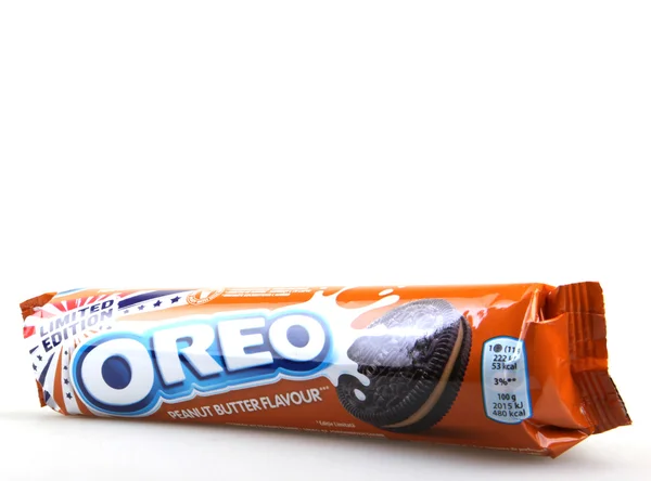 Aytos, Bulharsko - 12 březen 2016: Oreo izolovaných na bílém pozadí. Oreo je cookie sendvič skládající se ze dvou čokoládových disků sladkou krémovou náplní mezi. — Stock fotografie