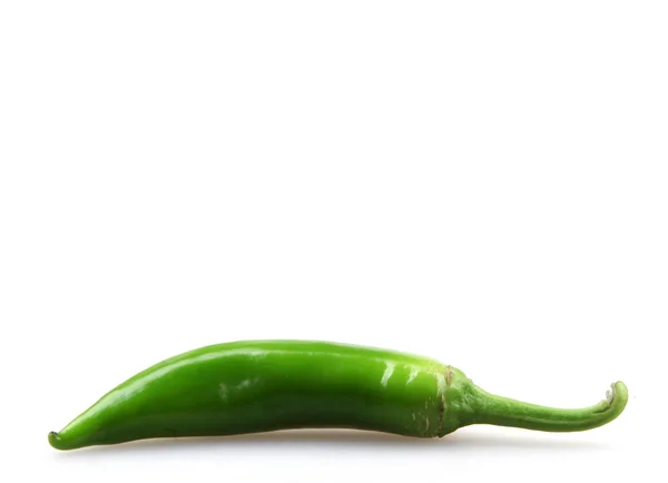 Зеленый перец выделяется на белом фоне — стоковое фото