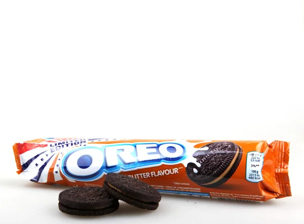 Aytos, Bulharsko - 12 březen 2016: Oreo izolovaných na bílém pozadí. Oreo je cookie sendvič skládající se ze dvou čokoládových disků sladkou krémovou náplní mezi. — Stock fotografie