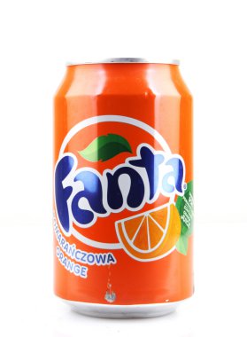 Aytos, Bulgaristan - 03 Nisan 2016: Fanta-izole beyaz arka plan üzerinde. Mağazalar, restoranlar ve satış makineleri dünya çapında satılan bir gazlı alkolsüz içecek Fanta olduğunu.