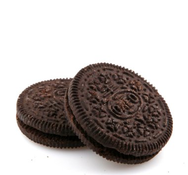 Aytos, Bulgaristan - 03 Nisan 2016: Oreo beyaz arka plan üzerinde izole. Oreo iki çikolata diskler arasında doldurma bir krem ile oluşan bir sandviç çerezidir.