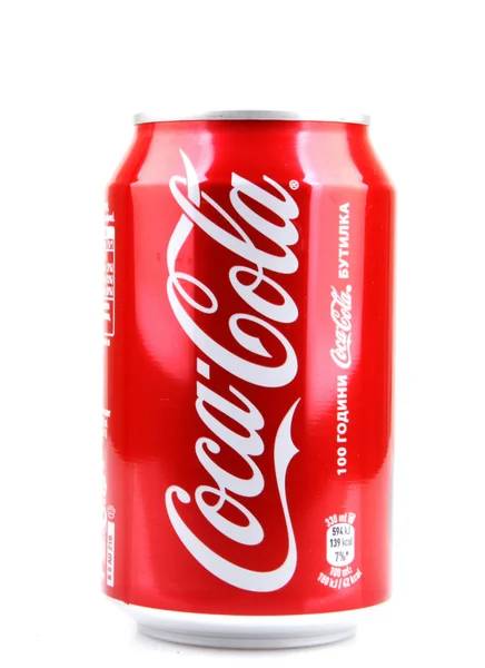 Aitos, Bulgarije - 03 April 2016: Coca-Cola geïsoleerd op een witte achtergrond. Coca-Cola is een koolzuurhoudende frisdrank verkocht in winkels, restaurants en vending machines over de hele wereld. — Stockfoto