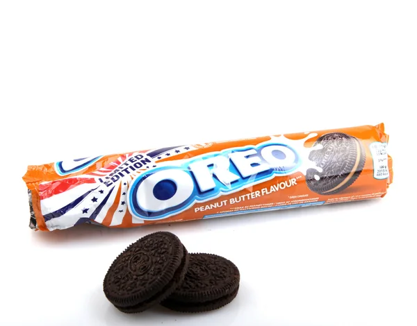 Aytos, Bulharsko - 03 duben 2016: Oreo izolovaných na bílém pozadí. Oreo je cookie sendvič skládající se ze dvou čokoládových disků sladkou krémovou náplní mezi. — Stock fotografie