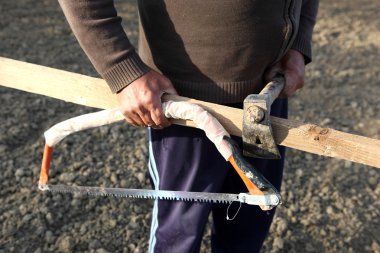 bahçede çalışan adam