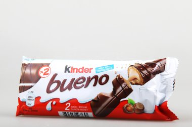 Aytos, Bulgaristan - 13 Haziran 2016: Kinder Bueno çikolata şeker çubuğu. Kinder Bueno İtalyan şekerleme üreticisi Ferrero tarafından yapılan bir çikolata Bar olduğunu.