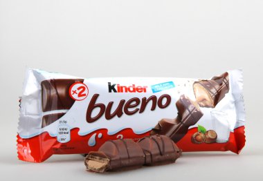 Aytos, Bulgaristan - 13 Haziran 2016: Kinder Bueno çikolata şeker çubuğu. Kinder Bueno İtalyan şekerleme üreticisi Ferrero tarafından yapılan bir çikolata Bar olduğunu.