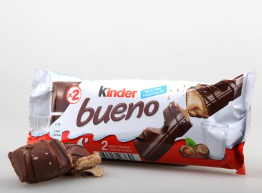 Aytos, Bulgaristan - 13 Haziran 2016: Kinder Bueno çikolata şeker çubuğu. Kinder Bueno İtalyan şekerleme üreticisi Ferrero tarafından yapılan bir çikolata Bar olduğunu.