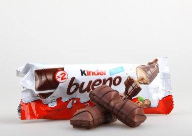 Aytos, Bulgaristan - 13 Haziran 2016: Kinder Bueno çikolata şeker çubuğu. Kinder Bueno İtalyan şekerleme üreticisi Ferrero tarafından yapılan bir çikolata Bar olduğunu.