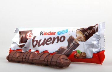 Aytos, Bulgaristan - 13 Haziran 2016: Kinder Bueno çikolata şeker çubuğu. Kinder Bueno İtalyan şekerleme üreticisi Ferrero tarafından yapılan bir çikolata Bar olduğunu.