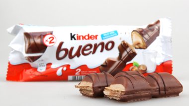 Aytos, Bulgaristan - 13 Haziran 2016: Kinder Bueno çikolata şeker çubuğu. Kinder Bueno İtalyan şekerleme üreticisi Ferrero tarafından yapılan bir çikolata Bar olduğunu.