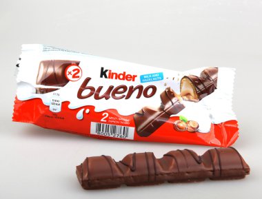 Aytos, Bulgaristan - 13 Haziran 2016: Kinder Bueno çikolata şeker çubuğu. Kinder Bueno İtalyan şekerleme üreticisi Ferrero tarafından yapılan bir çikolata Bar olduğunu.