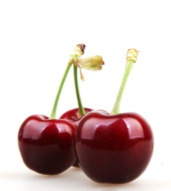 Beyaz arkaplanda kiraz izole